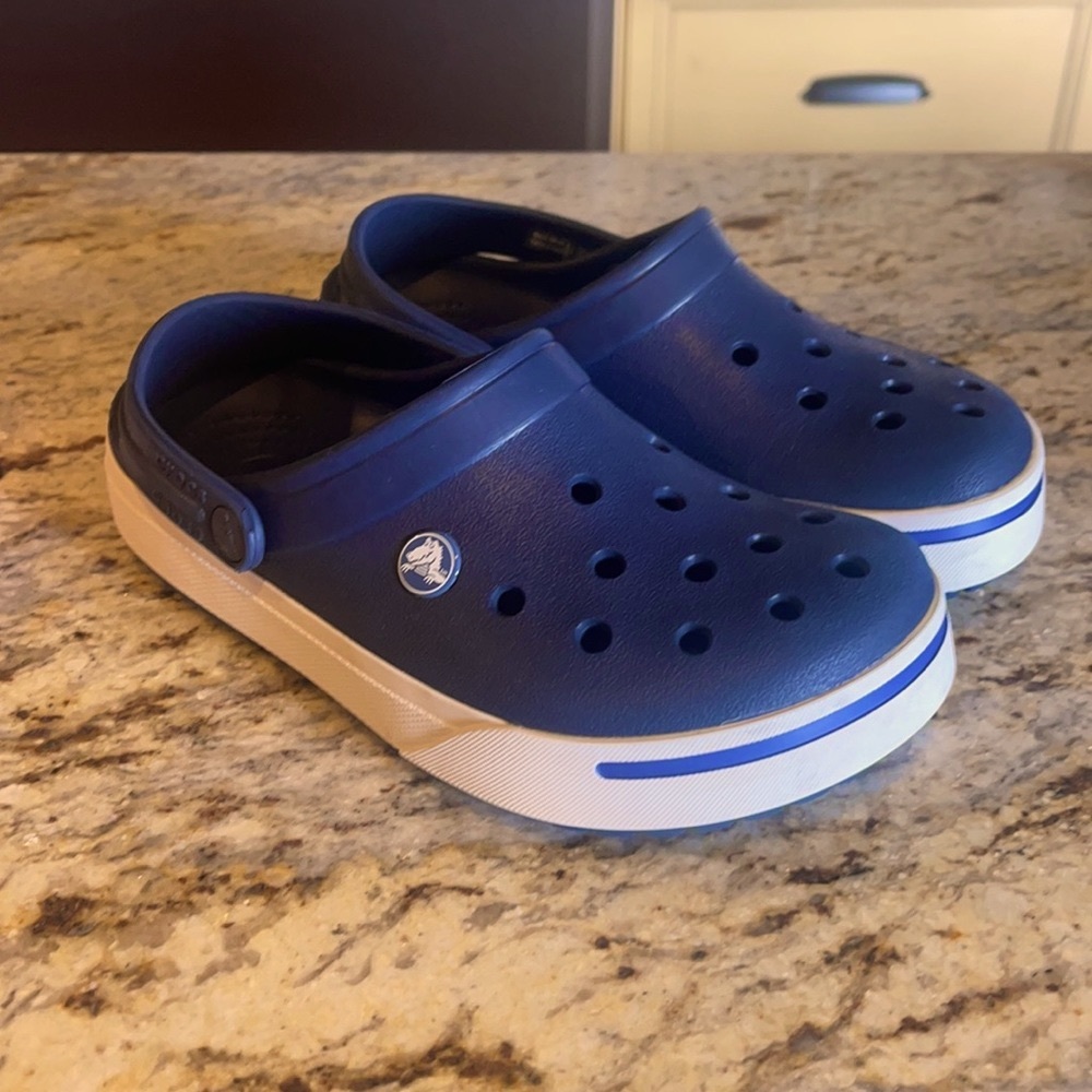 Crocsband shoes, size Men’s 4, Women’s 6. Navy with white soles.